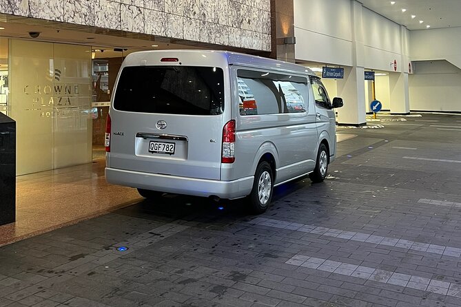 Private Mini Van Transfer From Auckland Airport to Auckland City - Arrival day logistics: waiting time, pickup hours, and timing
