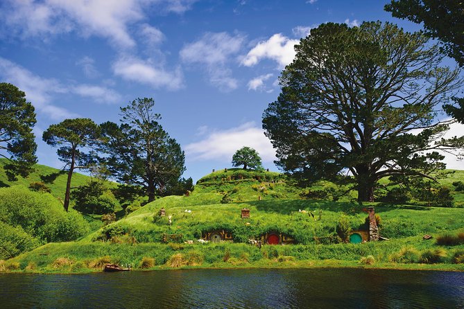 Private tour - Hobbiton Movie Set Evening Banquet Return from Auckland - Lantern-lit Hobbit village return: the nightcap walk