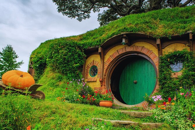 Private Tour: Hobbiton Movie Set, Rotorua Mud Pool & Treewalk - Should you book this Hobbiton and Rotorua private tour?