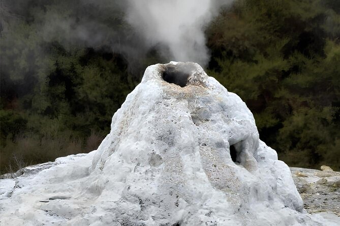 Private Tour WaiOtapu & Huka Falls & Blue springs from Auckland - Taupo City and Lake Taupo: lunch and a calmer pace