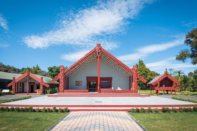 Rotorua Highlights Tour inc. Te Puia Tour, Lunch & Cultural Show - Small-Group Touring: Getting the Best Version of Your Guide