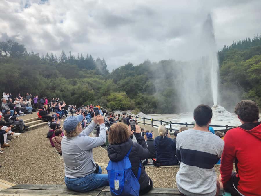 Rotorua & Taupo DayTour Waiotapu & Huka Falls from Auckland - A single-day Rotorua and Taupō route that actually makes sense