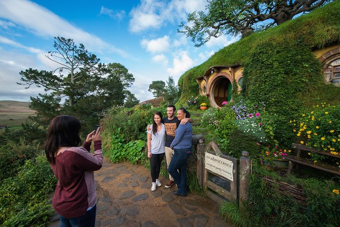 Small-Group Hobbiton Tour from Auckland with Party Marquee Lunch - Arriving at Hobbiton: A Working Sheep Farm With Movie Magic