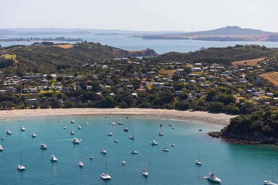 Waiheke Island: Afternoon Wine Tour with Oceanfront Lunch - 3 wineries, guided tastings: what you’re really paying for
