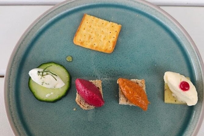 Waiheke Island Gourmet Food and Wine Tour - Guides, pacing, and why the group size matters