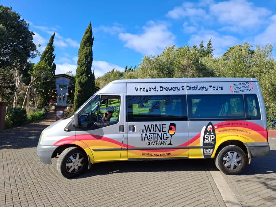 Waiheke Island: Sip and Savor 3 Vineyards Tour with Lunch - Oneroa photo stops and your coffee-powered kickoff