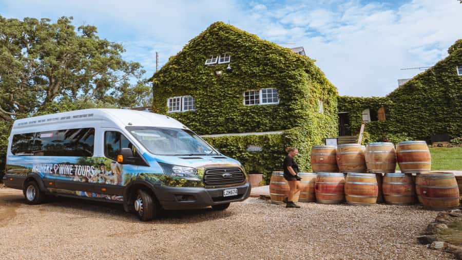 Waiheke Island: Wine Tour & Lunch at Award Winning Venue - The Guides and Group Vibe: Why It Feels Like a Day Out, Not a Class